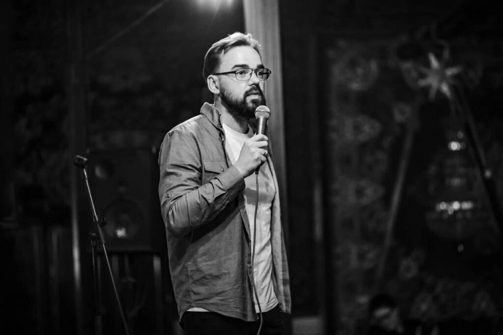 動員されたウクライナのスタンドアップコメディアンで脚本家のアルトゥール・ペトロフ氏が、クピャンスク・ヴズロヴィで民間人避難中に死亡した