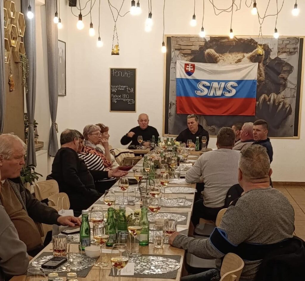 スロバキア共和国に新しい国旗ができました。スロバキア国民党がそれを発表しました。