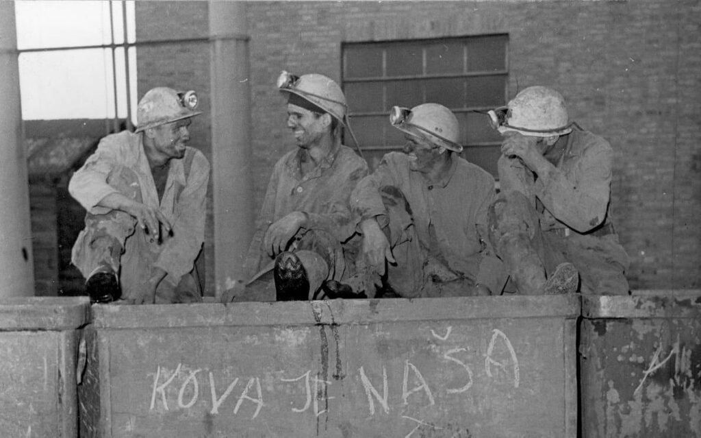 アーカイブと家族の記憶の間にあるラビン共和国 - 105 年後。普通の人が責任を取るとき