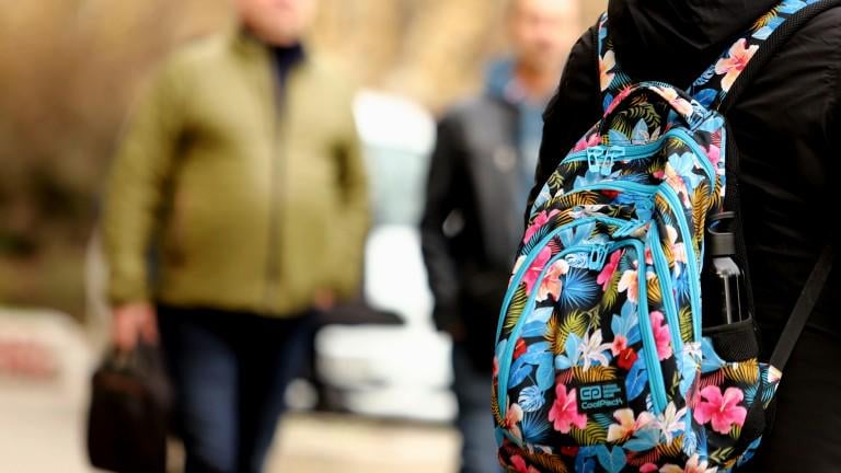 最終: 16 歳までの子供はすでに未成年です