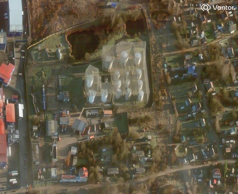 2025年12月に撮影された、ロシアのヴェリーキエ・ルーキ（Velikiye Luki）にある石油貯蔵施設のタンクを覆うドローン（Unmanned Aerial Vehicle）対策用ネットの近接写真