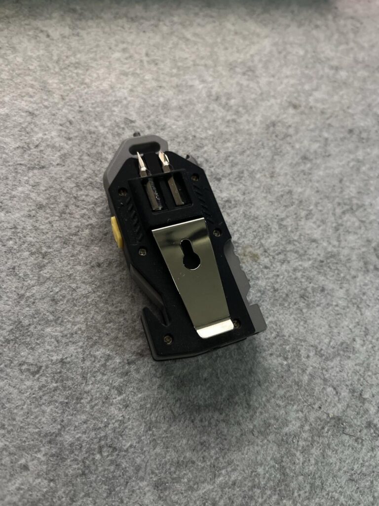 この小さなライトをベストに取り付けるにはどのサポートを使用できますか?