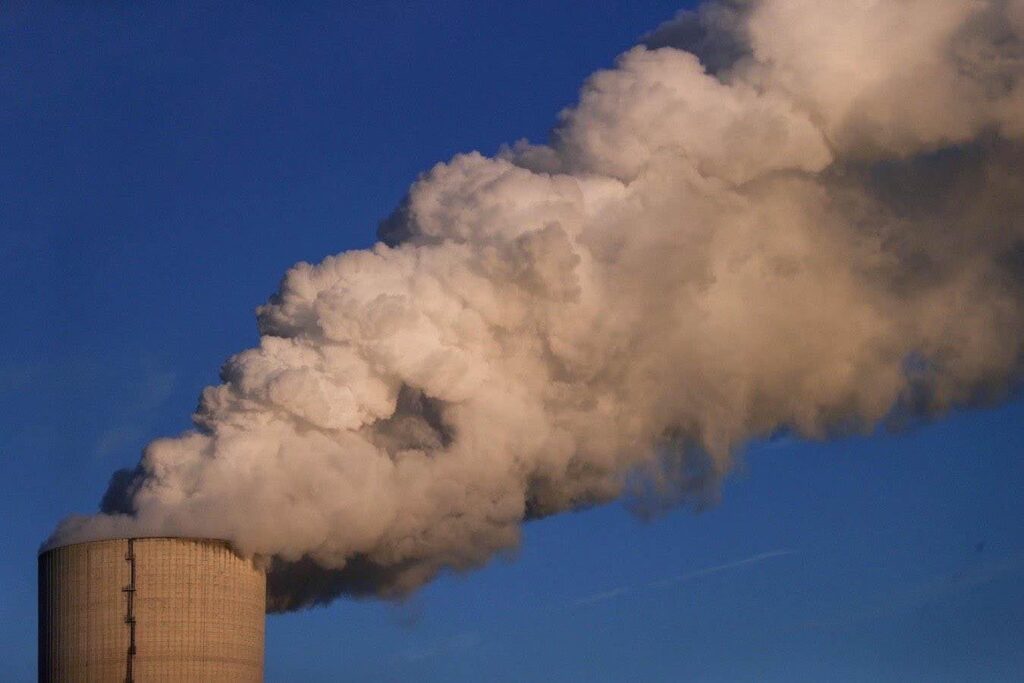 下院での審査中に承認された法案政令に対する連盟による修正案は、石炭の段階的廃止を2025年から2038年に延期するため、発電所は廃止されないことになる。 下院での審査中に承認された法案政令に対する連盟による修正案は、石炭の段階的廃止を2025年から2038年に延期するため、発電所は廃止されないことになる。