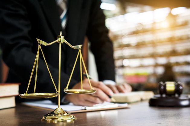 屈辱的だ」 – アイルランドの簿記係が英国で2万3000ポンド以上の賞金を獲得 上司が何度も彼女に向かって「ジャガイモ」と叫び、「愚かなパディ」という言葉を使った