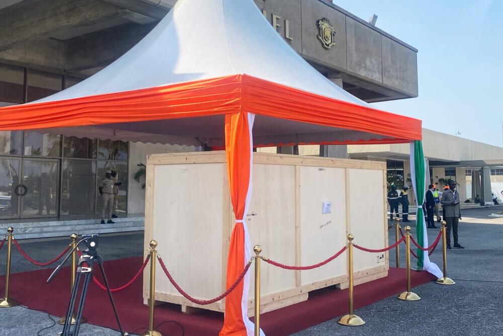 France returns a sacred drum looted during the colonial era to Ivory Coast