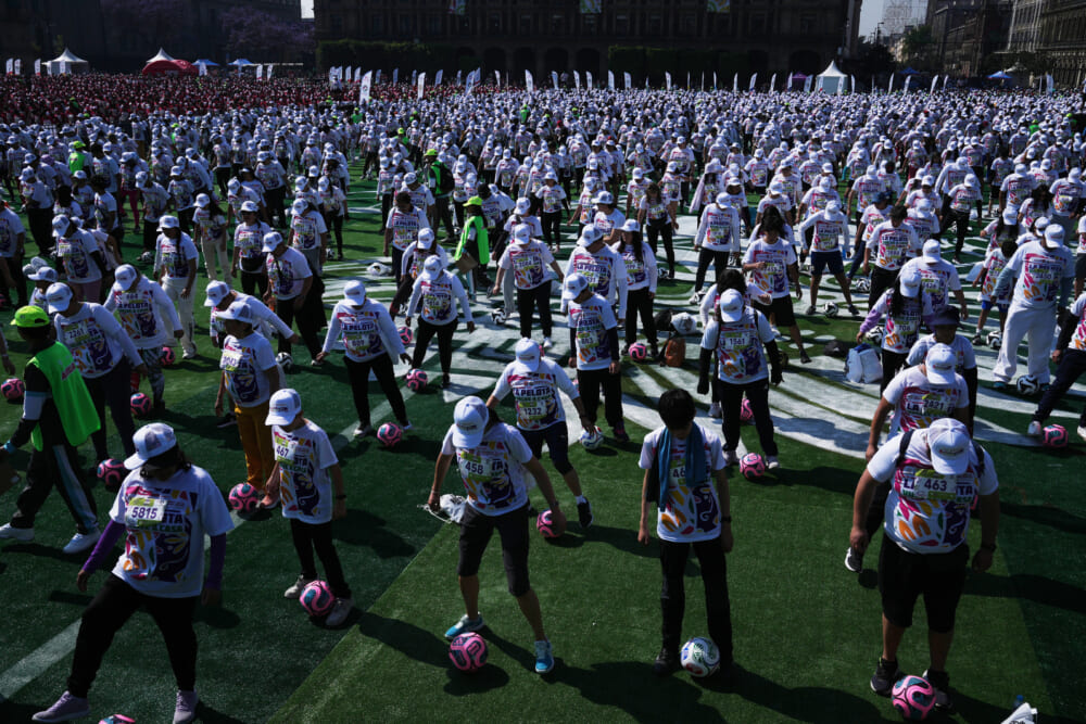 Mexico City sets the world record  for the largest soccer class