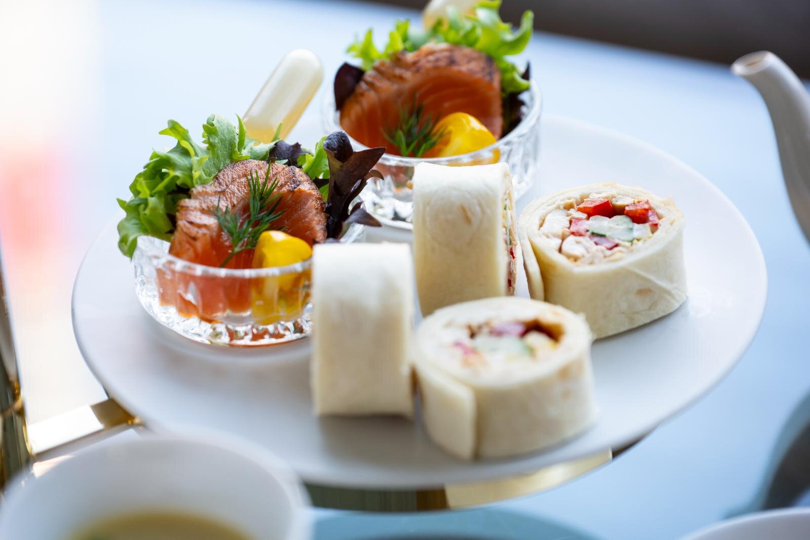 左奥から、日向夏サーモンのサラダ、トルティーヤ