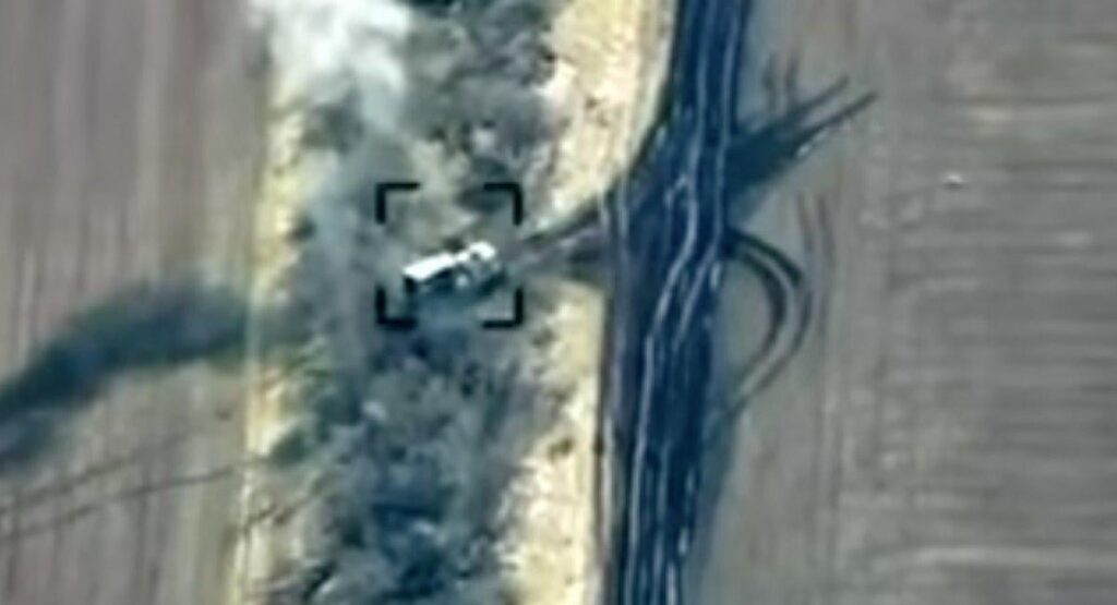 ウクライナのドローン部隊が隠蔽されたBuk-M1システムを追跡し破壊する（ビデオ）