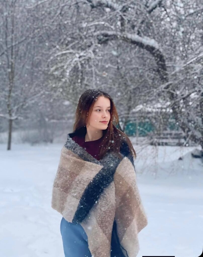 写真の女の子は15歳です。彼女は私の娘と同じ高校に通っていました。昨夜、シャヘドのドローンが彼女の家に飛来した。彼女は即死した。彼女の両親は入院しています。またしてもロシアによるテロ攻撃。