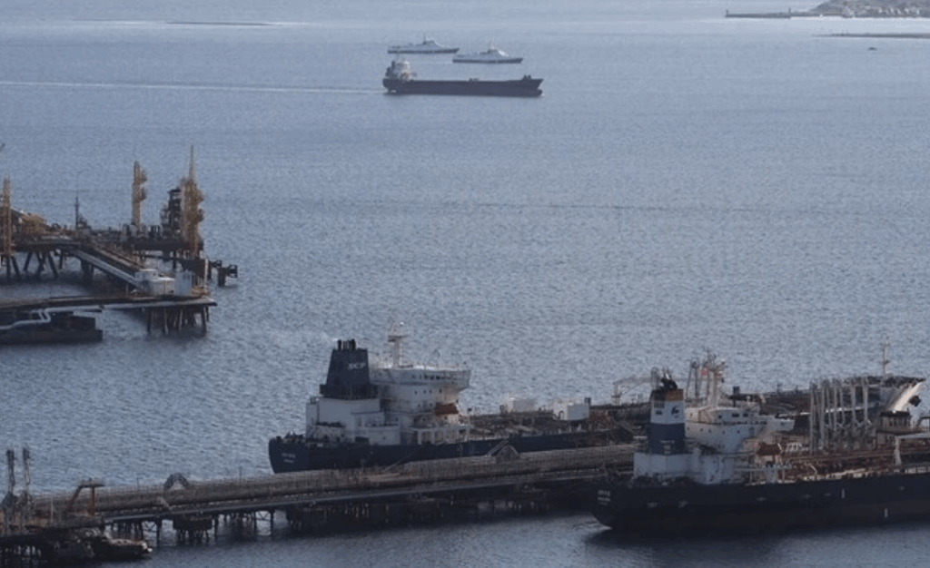 EUにおける新たな制裁の議論は、ロシアの影の艦隊に関連する船舶の欧州の港へのアクセスとサービスの制限に焦点を当てている。物流ルートを遮断すれば、制裁回避計画が大幅に混乱する可能性がある。