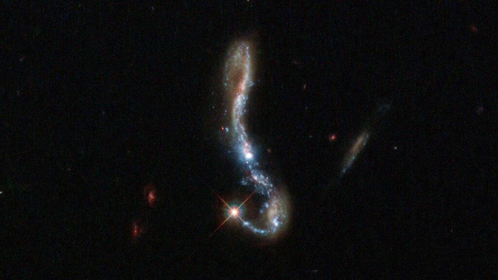 フック型のスターバースト銀河「J082354.96」から見えてきたこと フック型のスターバースト銀河「J082354.96」から見えてきたこと