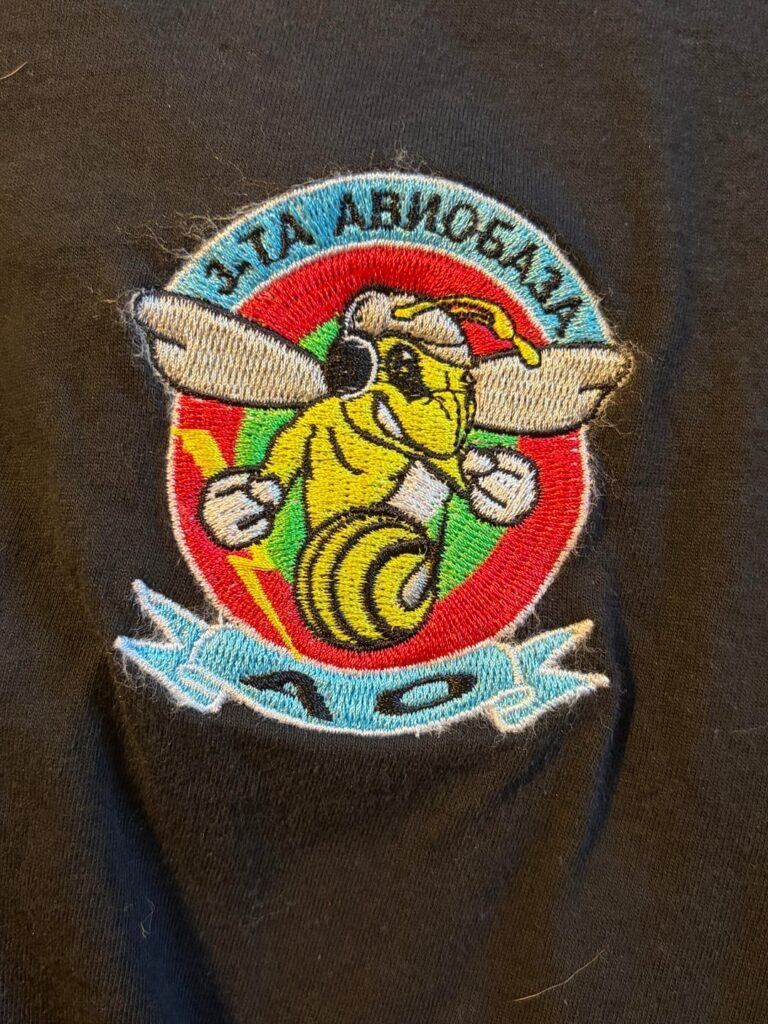 この T シャツのシンボルを知っている人はいますか?