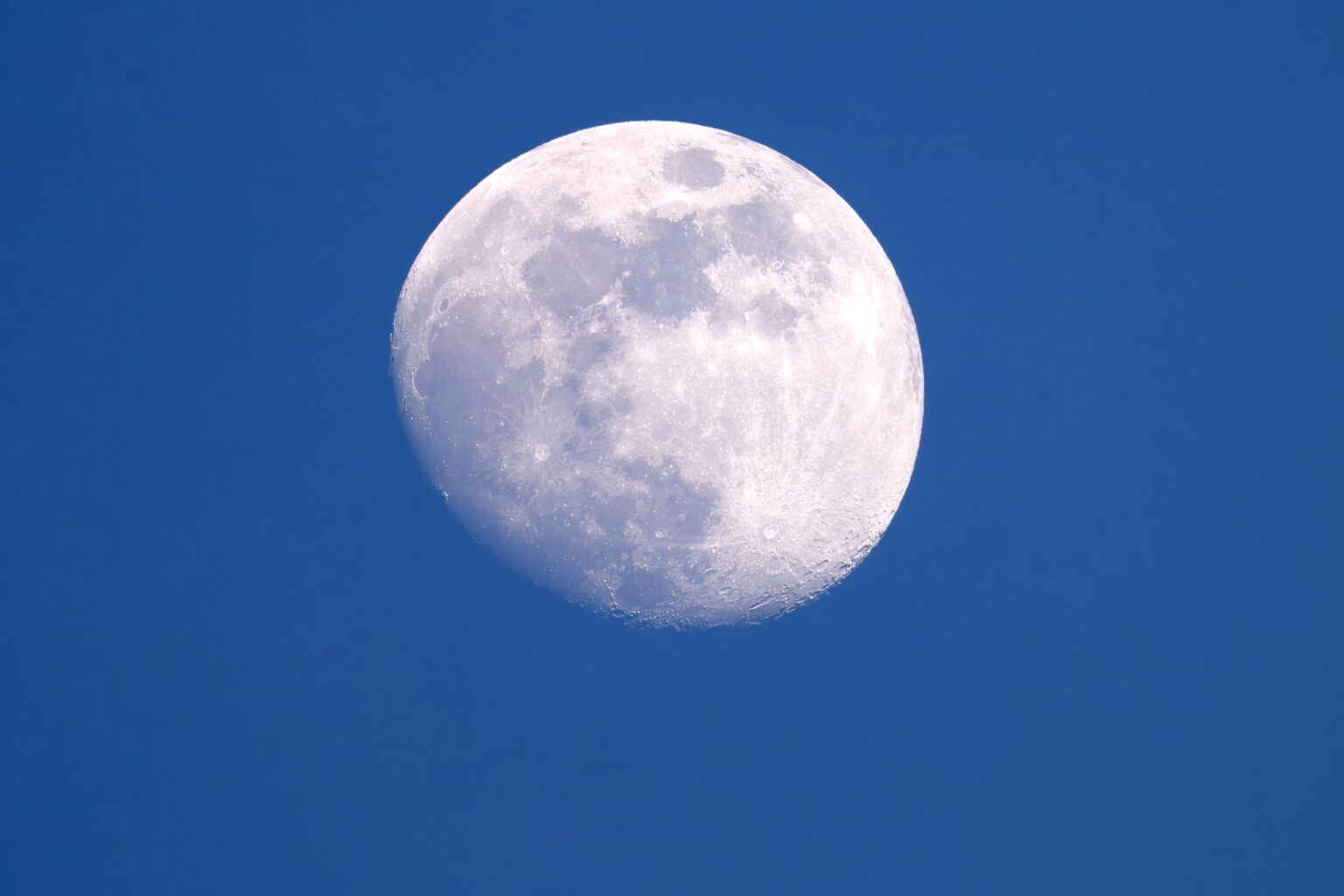 澄んだ青い空、そして日没直前のほぼ満月。それは起こっています！できました！