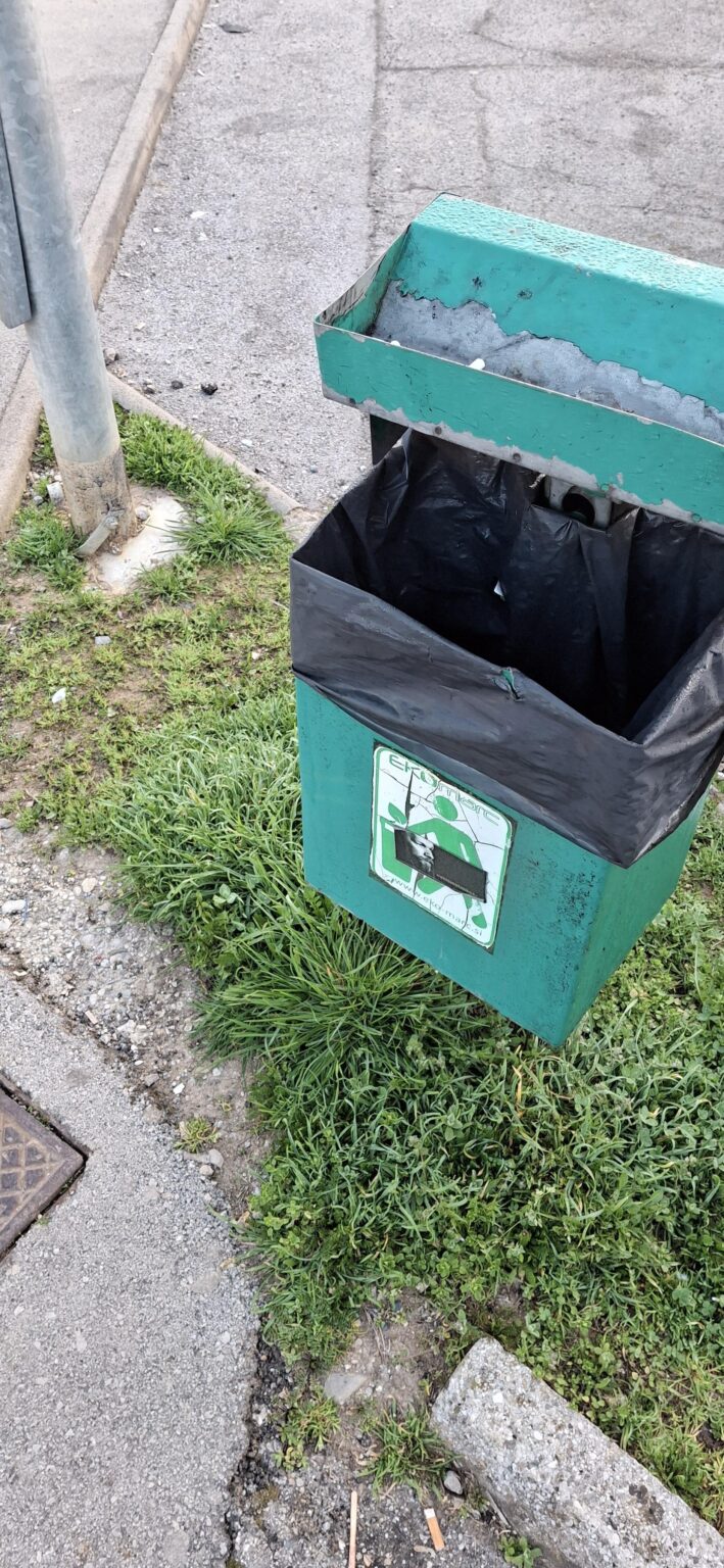 この男をゴミ箱に貼り付ける天才たちに、やめるように言いましょう？