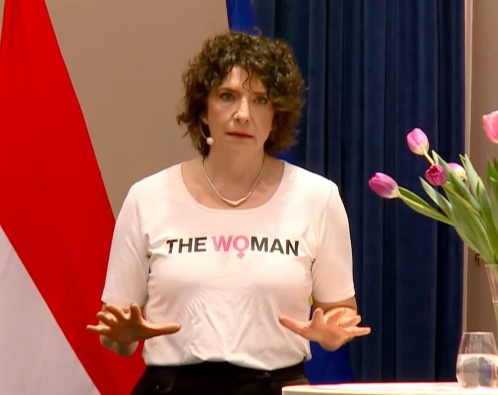 ここに、55 人の視聴者全員がいる「女性」が登場します。残念ながらそうではありません。それは完全に現実であり、非常に真剣に受け止めています。この女性は私の頭脳です。