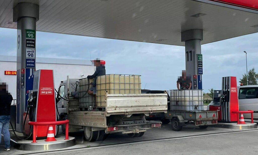 彼女は人々とセックスする