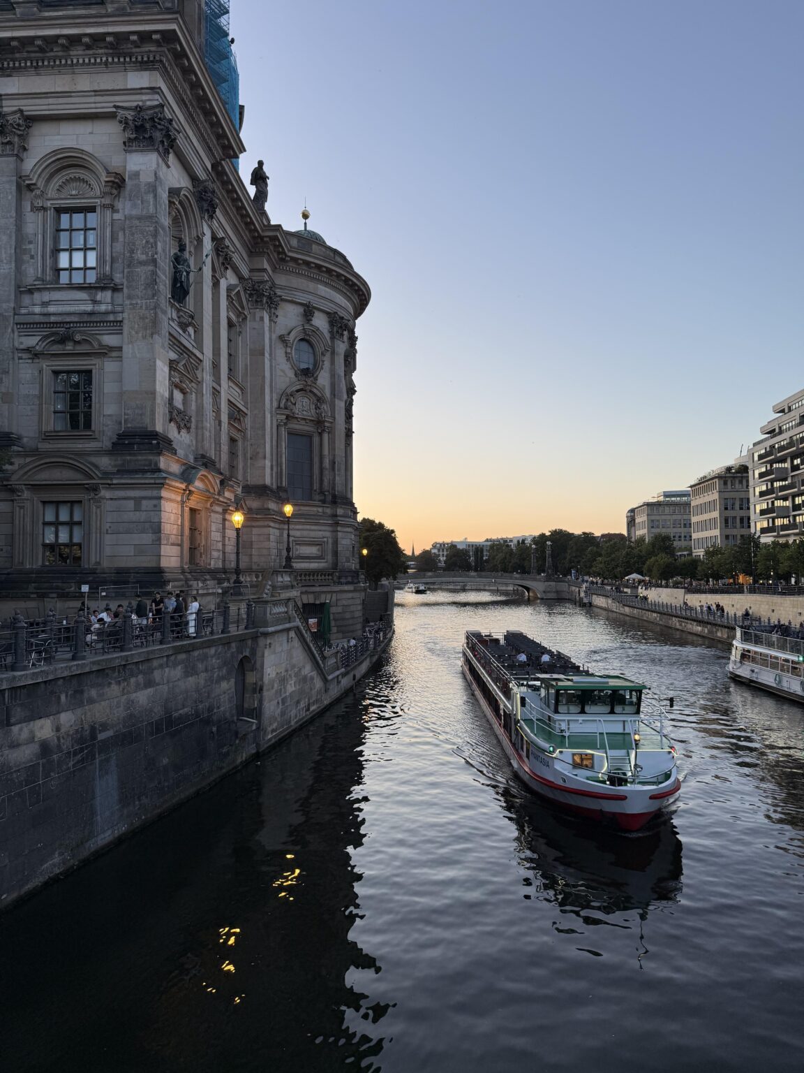 シュプレー川沿い​​のベルリン大聖堂での黄金の時間✨
