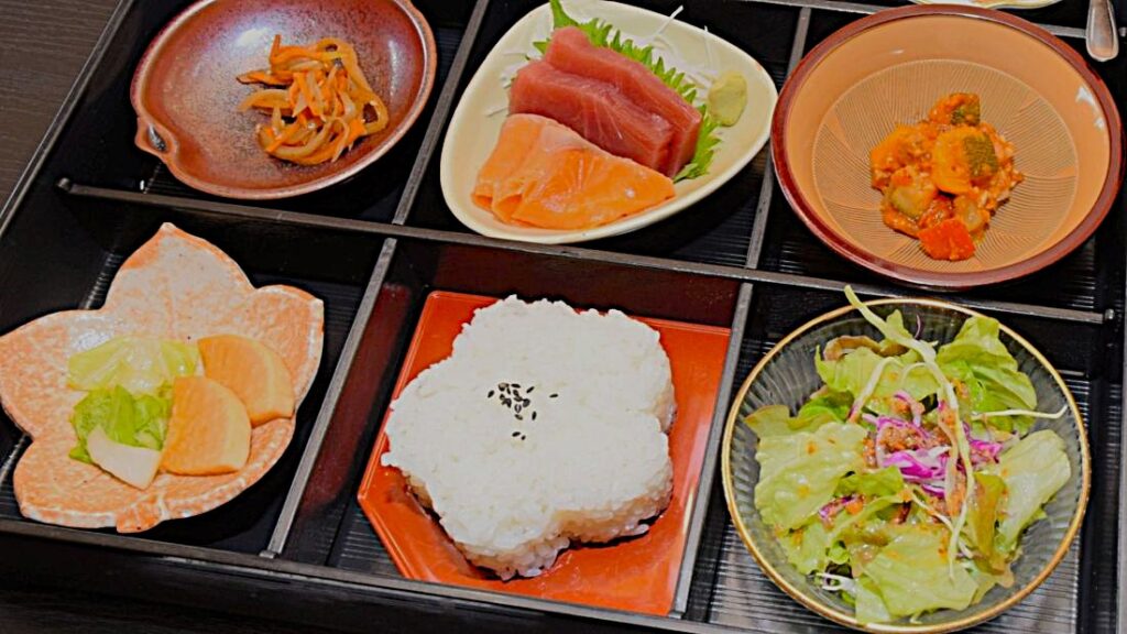 みどりの「創彩食さと」は、多彩な季節の料理がきれいに並ぶランチ「玉手箱」が人気です！ | とりぷれ