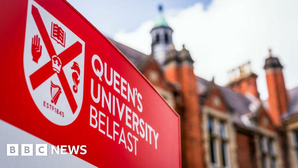 クイーンズ大学ベルファスト：アイルランド語の看板が学生の圧倒的支持