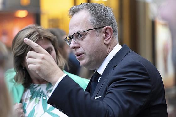 モラヴェックは21年間続いたČTに終止符を打つ。彼はOVMショー後の生放送中にこれを発表した。