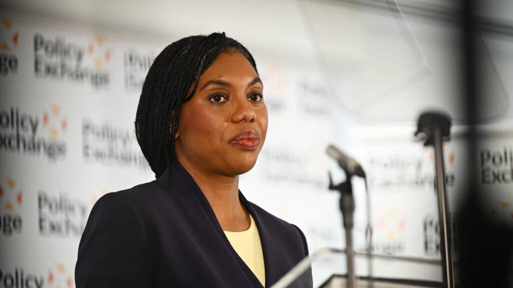 保守党党首、英軍に「ただぶらぶらしているだけ」と示唆したとして謝罪要求