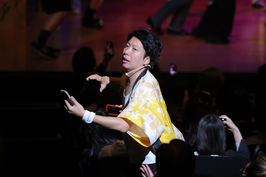 『シャイニング盆踊り with DJ KELLY』で会場を駆け抜ける藤崎マーケット・トキ（3月22日／COOL JAPAN PARK OSAKA TTホール）