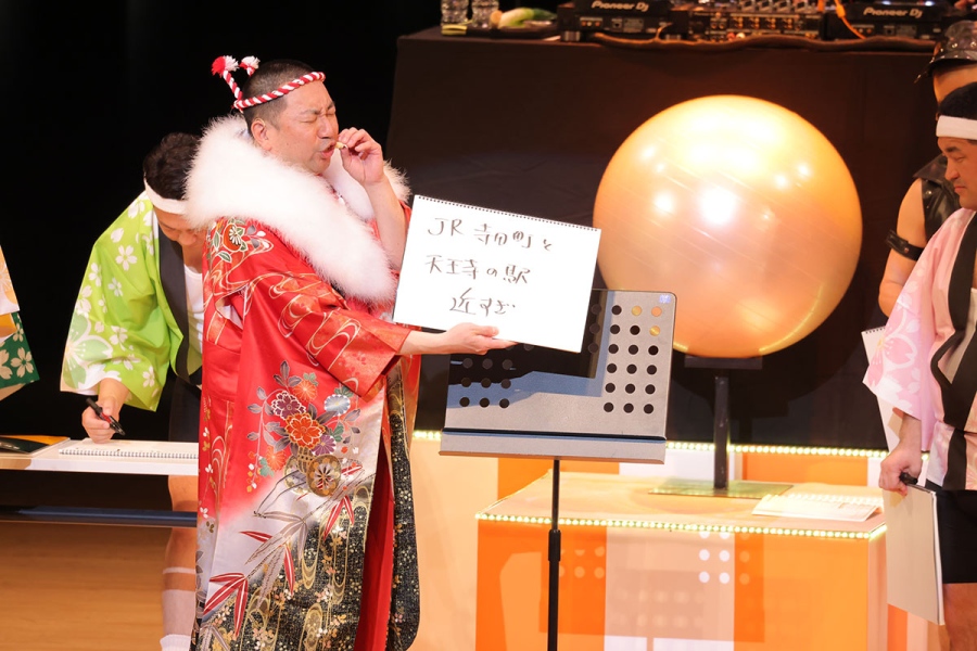 『シャイニング盆踊り with DJ KELLY』　の最後に「大阪あるある」を歌い上げるレイザーラモンRG（3月22日／COOL JAPAN PARK OSAKA TTホール）