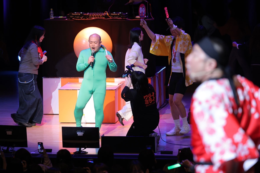 『シャイニング盆踊り with DJ KELLY』で歌うギャロップ林（3月22日／COOL JAPAN PARK OSAKA TTホール）