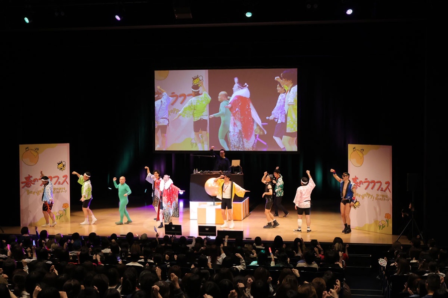 『シャイニング盆踊り with DJ KELLY』で新曲を披露するレイザーラモンRGたち（3月22日／COOL JAPAN PARK OSAKA TTホール）