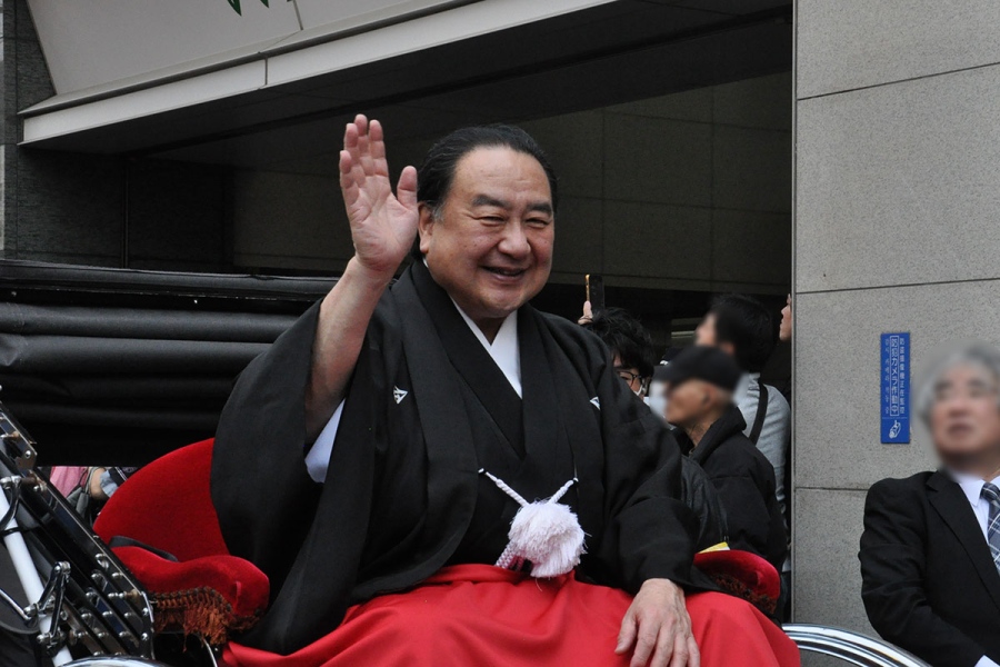 『大阪松竹座　御名残道頓堀お練り』で手を振る中村鴈治郎（3月29日／大阪市中央区）