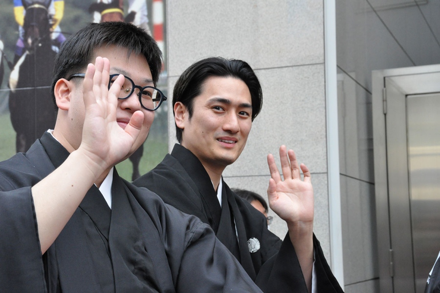 『大阪松竹座　御名残道頓堀お練り』で手を振る大谷廣太郎、中村隼人（3月29日／大阪市中央区）