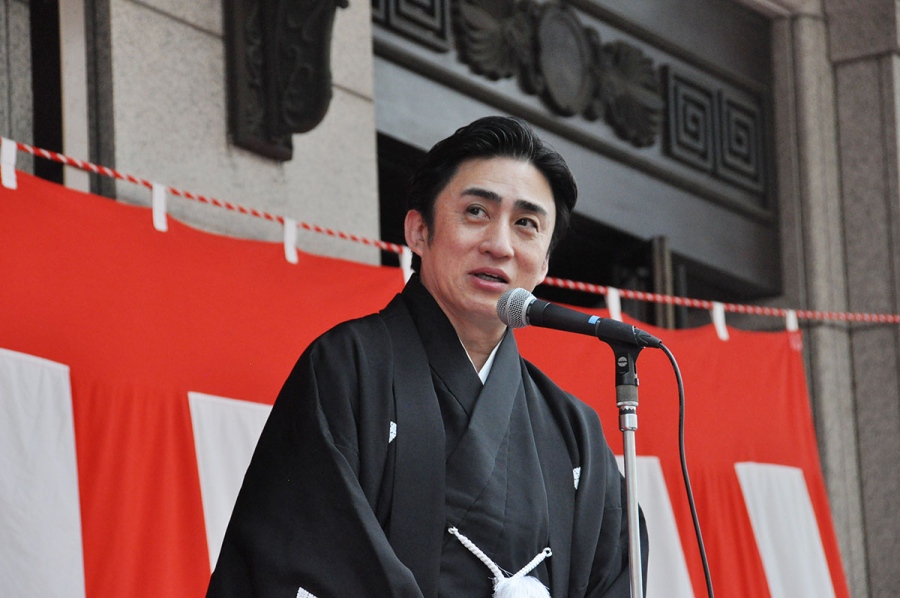 『大阪松竹座　御名残道頓堀お練り』式典で挨拶する松本幸四郎（3月29日／大阪市中央区）
