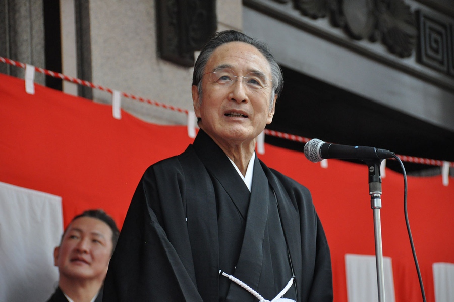 『大阪松竹座　御名残道頓堀お練り』で挨拶する片岡仁左衛門（3月29日／大阪市中央区）
