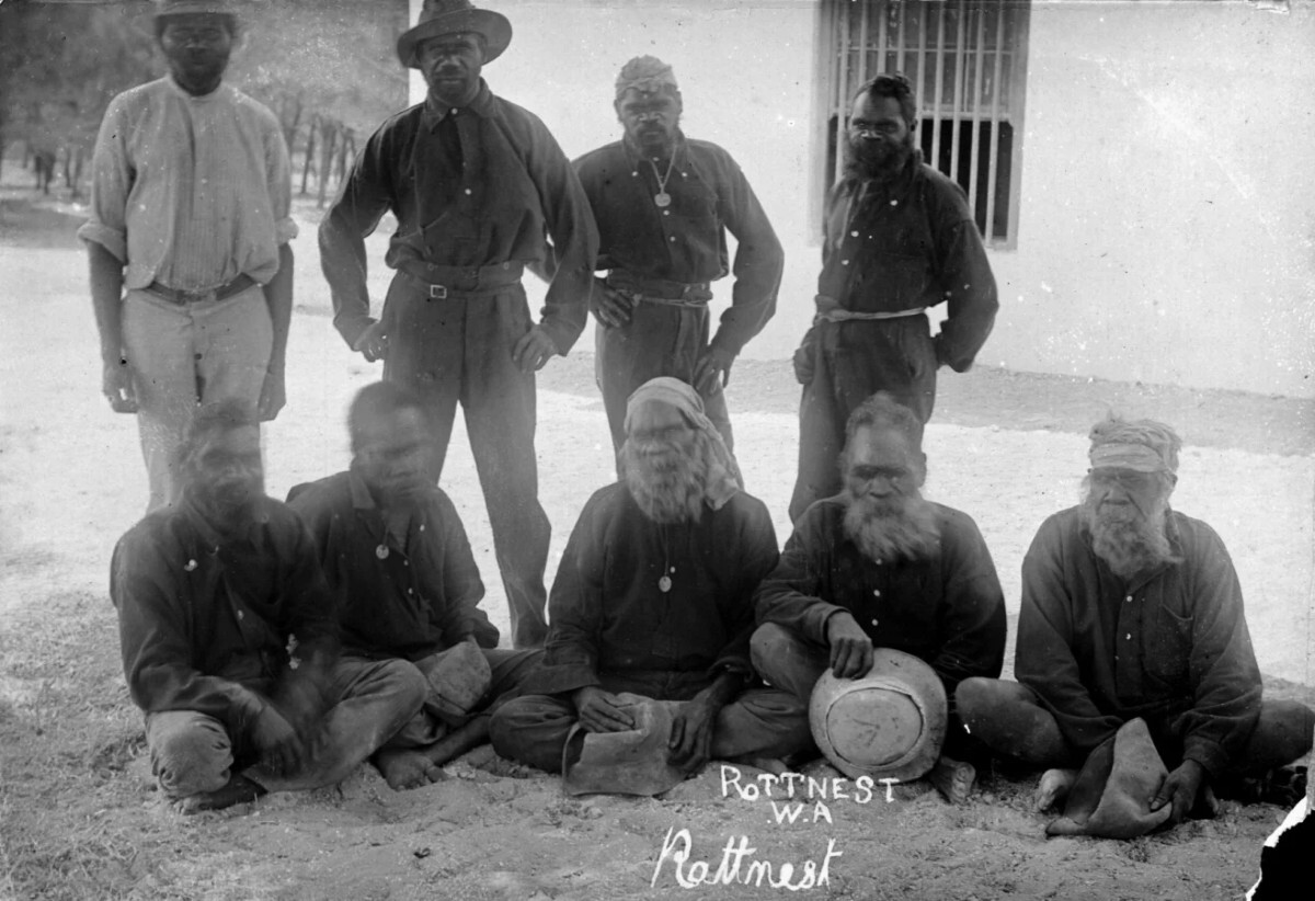 この島は93年にわたり、先住民の少年や男性のための刑務所として機能していた。写真は島に収監された身元不明のアボリジニの囚人たち=1920年ごろ/State Library of Western Australia