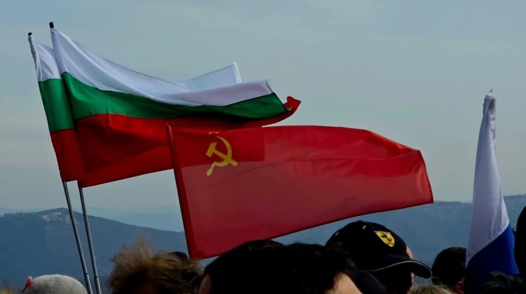 コペイカたち：「なぜシプカのロシア国旗が描かれた同じ古い写真を見せるんだ！」新しい写真: