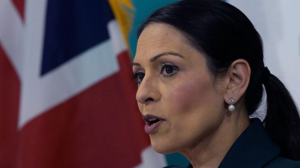 保守党元内務大臣プリティ・パテル、FBIがエプスタインについてアンドリューに尋問するのを阻止 |プリティ・パテルは、警察官が「彼が性的人身売買について知っていたことを示唆する文書証拠」を持っていたにもかかわらず、FBIがアンドリューと小児性愛者のジェフリー・エプスタインとの関係について尋問するのを阻止した。