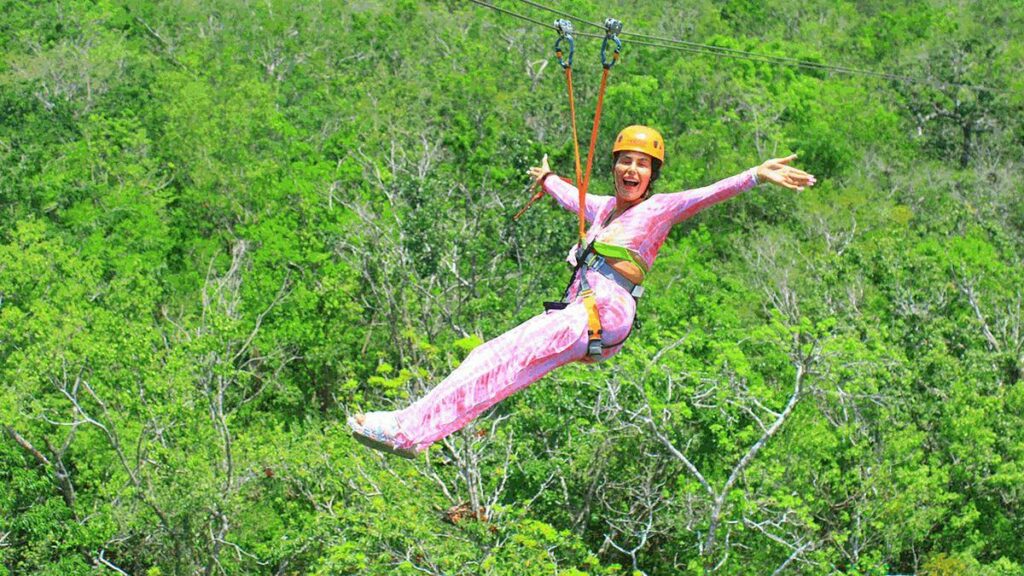 DWPの給付金詐欺「不安で家に閉じ込められた」メキシコでジップラインで逮捕