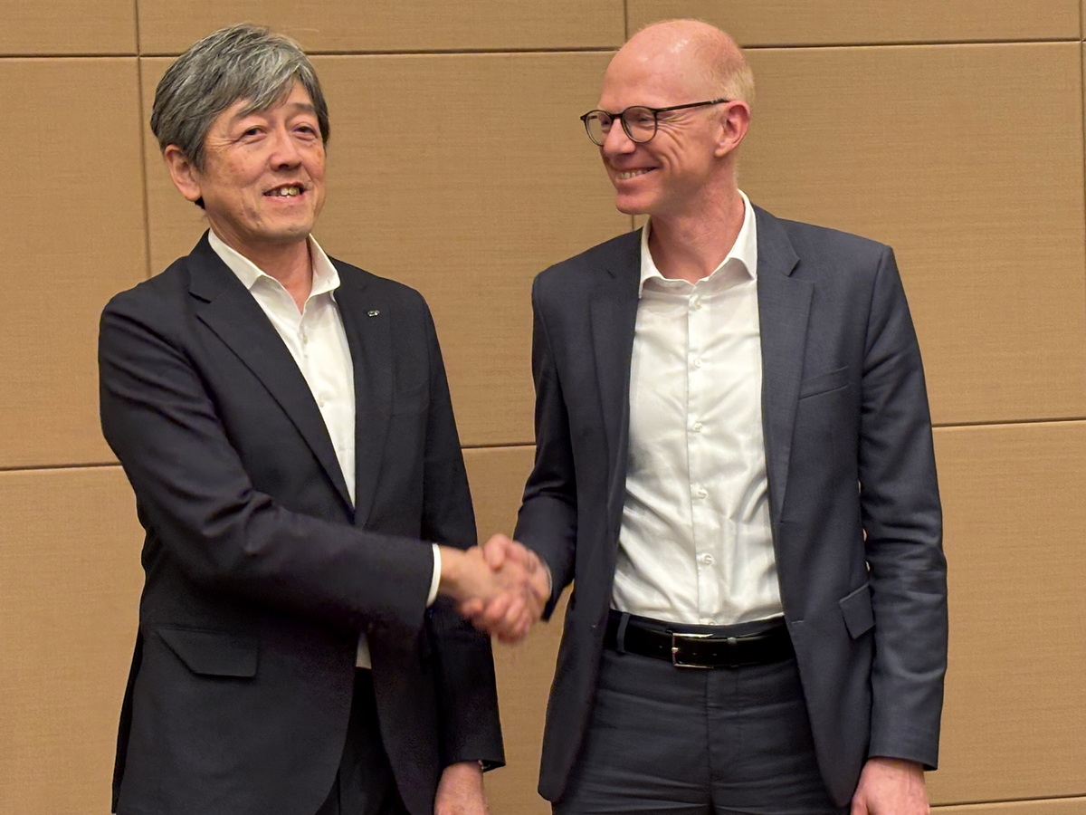 左から、スバルの柴田英司氏とインフィニオンテクノロジーズのピーター・シェイファー氏。