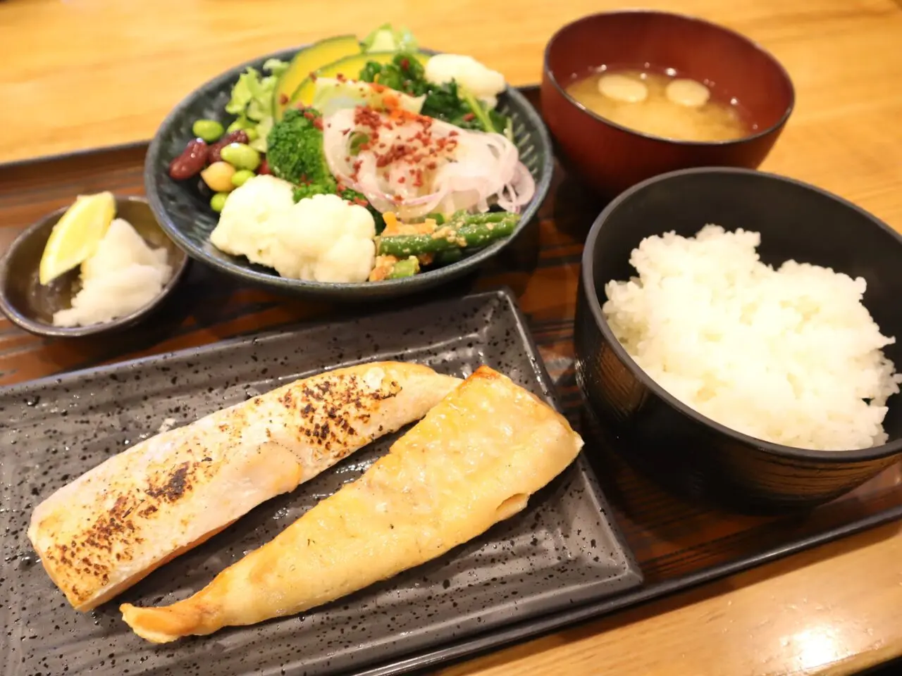 炭火焼ひもの食堂「いの伸」鮭ハラス定食