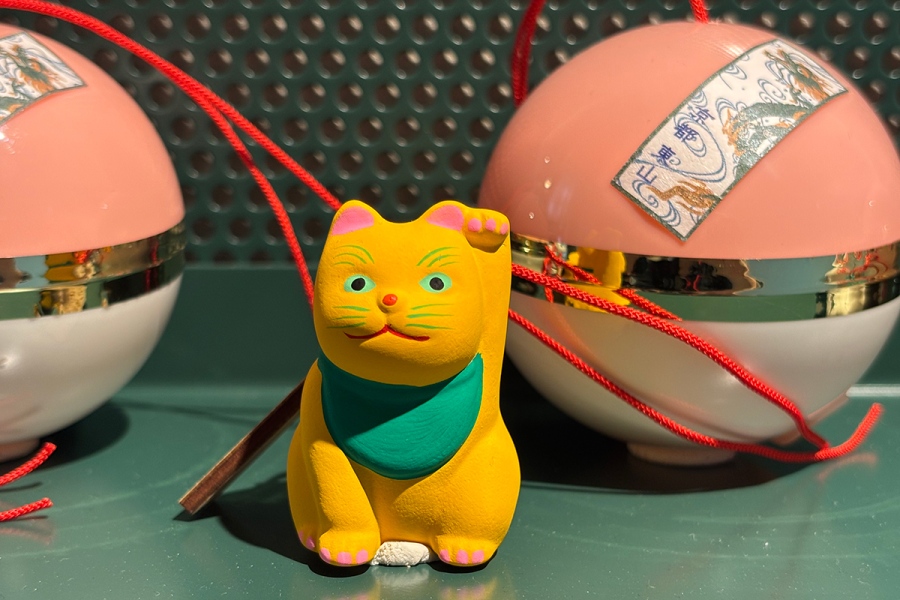 「縁起物チャーム」。「菊の溪店」限定は「招き猫土鈴キク」が新登場（Lmaga.jp撮影）