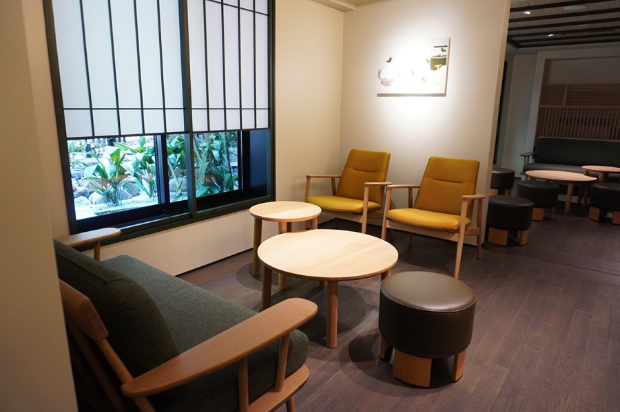 「スターバックス 菊の溪店」の店内。地下1階には居間をイメージした座席が広がる（Lmaga.jp撮影）