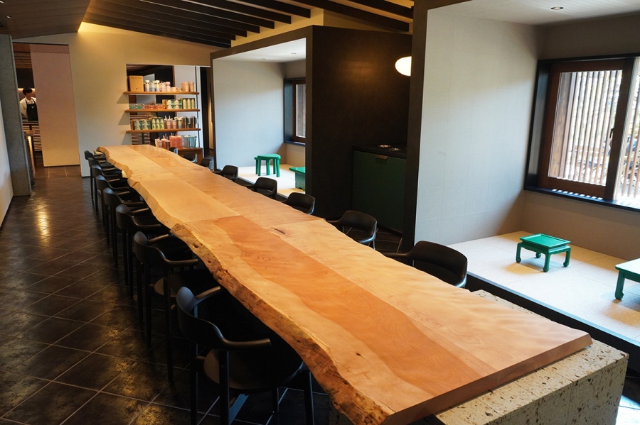 「スターバックス 菊の溪店」1階の入り口そばには、大きなテーブル席がスタンバイ（Lmaga.jp撮影）