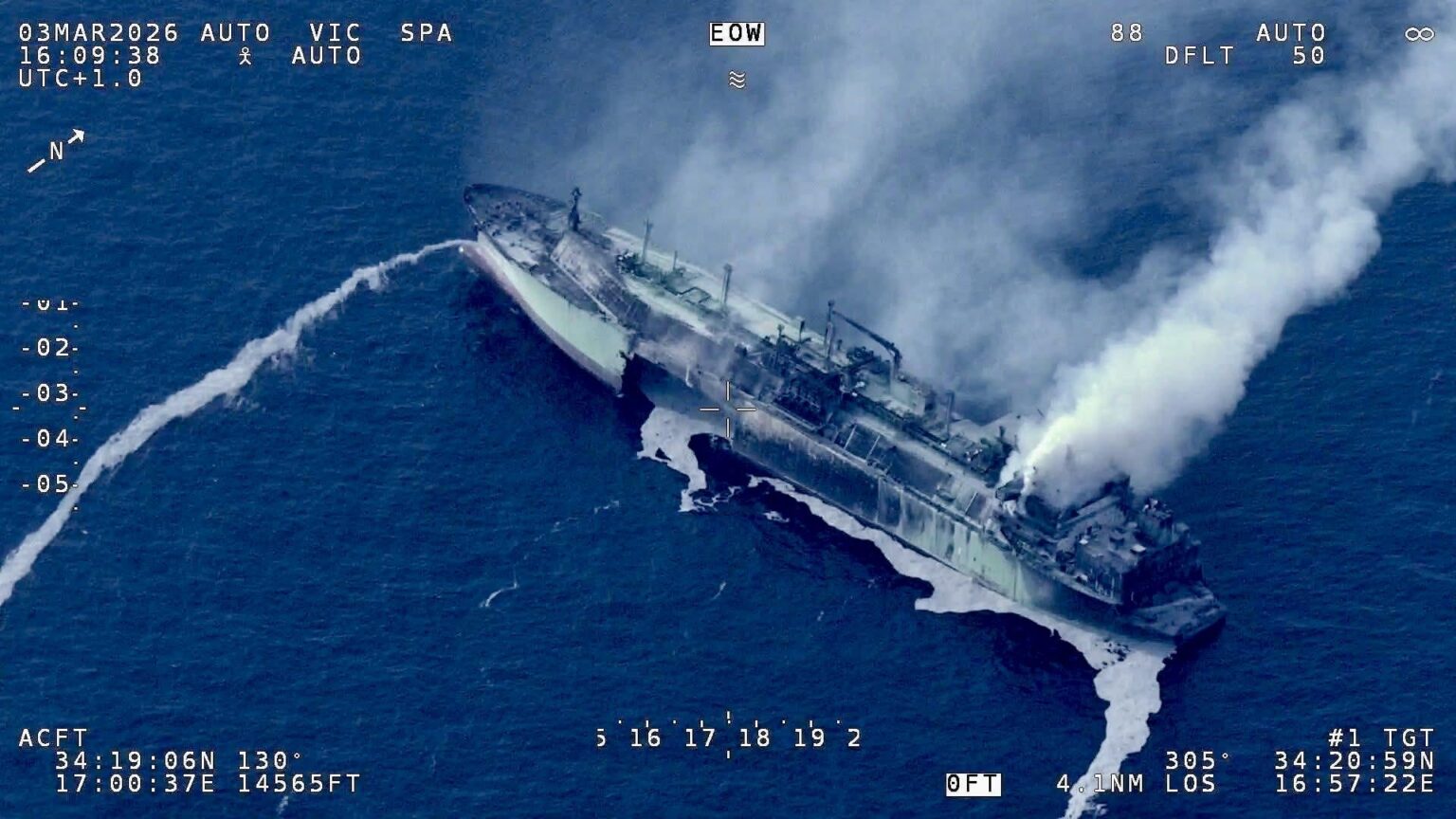 昨日初めに地中海で大規模な爆発を起こした、制裁対象のロシアのLNGタンカー「北極メタガス」の煙を上げる船体