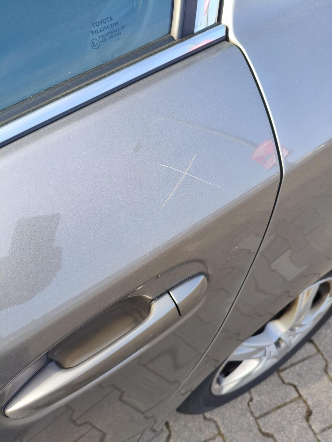 故意に傷を付けた車