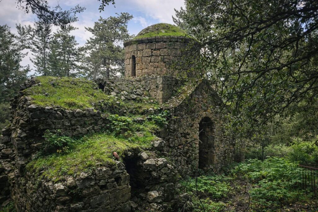 占領下のペンタダクティロスにあるパナギア・クリニオティッサ教会。ケルトとアングロサクソンの神話を彷彿とさせるのどかな風景の中にあります。