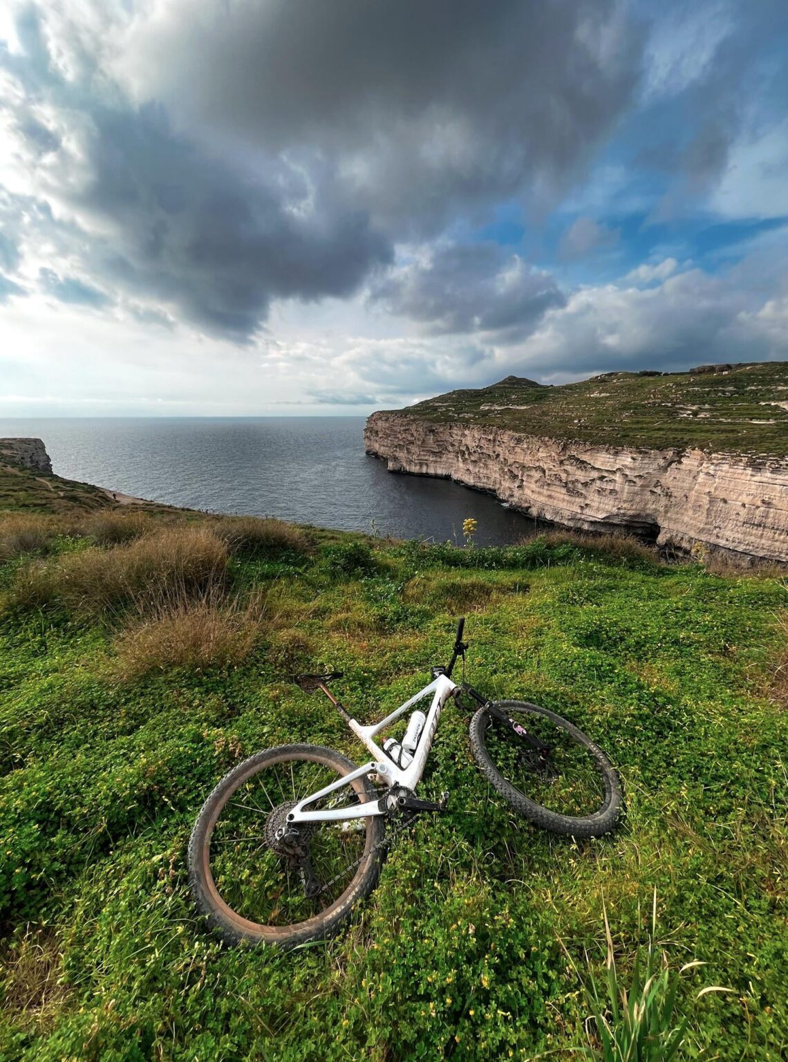 彼に尋ねてください