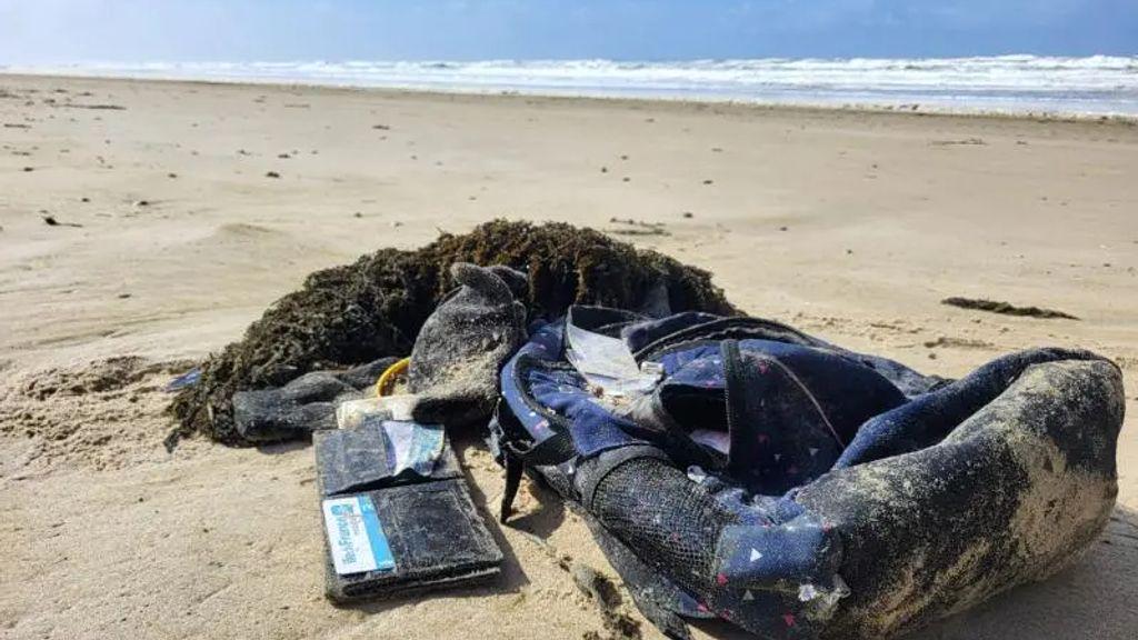 カンパードゥインのビーチに打ち上げられたバックパック、おそらくボート移民のもの