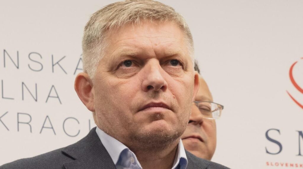 スロバキア警察、ウクライナへの電力供給停止を巡りフィコ首相に対する反逆罪で捜査