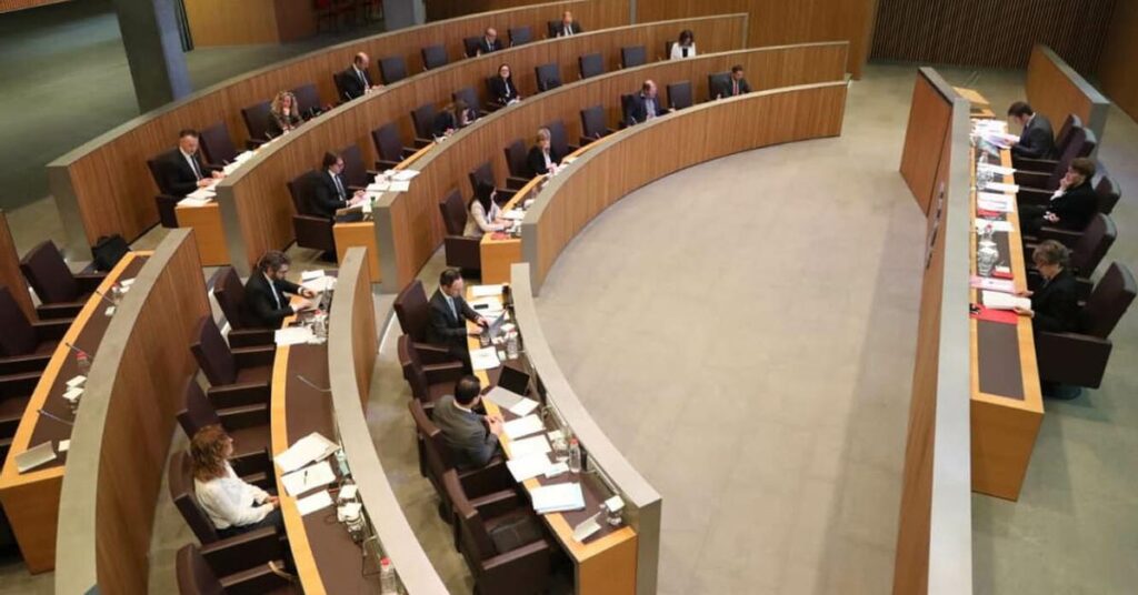 11の政党が3万人の有権者の票を争う