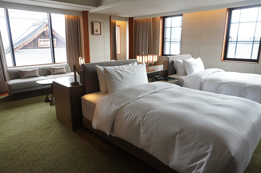 ホテル横にある「祇園甲部歌舞練場本館」の看板が見える本棟「ヘリテージジュニアスイート」（1泊2名25万5600円〜、Lmaga.jp撮影）